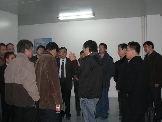 車間里，向電焊機協(xié)會參會代表講解斯達半導體整體運行情況